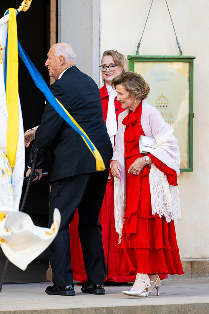 Kuningas Harald on toipunut ankarasta flunssasta, ja saapui Drottningholmiin hyväntuulisena Sonja-vaimonsa kanssa. Norjan hovista kutsun juhlaan saivat myös kruununprinssipari Haakon ja Mette-Marit, mutta prinsessan terveys ei kestänyt matkustamista. Kuningas Harald on toipunut ankarasta flunssasta, ja saapui Drottningholmiin hyväntuulisena Sonja-vaimonsa kanssa. Norjan hovista kutsun juhlaan saivat myös kruununprinssipari Haakon ja Mette-Marit, mutta prinsessan terveys ei kestänyt matkustamista.