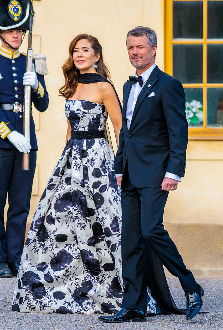 Tyylistään tunnettu kruununprinsessa Mary juhli Lasse Spangenbergin puvussa. Asusteiksi hän oli valinnut Claes Iversenin vyön, Gianvito Rossin kengät ja Sergio Rossin laukun.