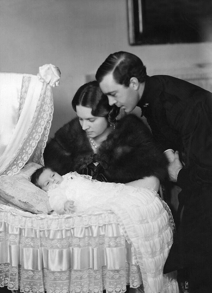 Prinssipari Kustaa Aadolf ja Sibylla ihailee esikoistytärtään, prinsessa Margarethaa 1934. Prinssipari Kustaa Aadolf ja Sibylla ihailee esikoistytärtään, prinsessa Margarethaa 1934.