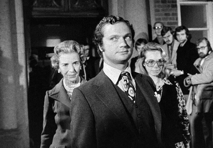 Kaarle Kustaa astui median eteen ensimmäistä kertaa kuninkaana 15. syyskuuta 1973. Hetkeä aiemmin hänen isoisänsä oli kuollut. Nuoren hallitsijan tukena olivat Ingrid-täti ja Christina-sisko. Kaarle Kustaa astui median eteen ensimmäistä kertaa kuninkaana 15. syyskuuta 1973. Hetkeä aiemmin hänen isoisänsä oli kuollut. Nuoren hallitsijan tukena olivat Ingrid-täti ja Christina-sisko.