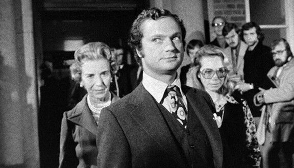 Kaarle Kustaa astui median eteen ensimmäistä kertaa kuninkaana 15. syyskuuta 1973. Hetkeä aiemmin hänen isoisänsä oli kuollut. Nuoren hallitsijan tukena olivat Ingrid-täti ja Christina-sisko.