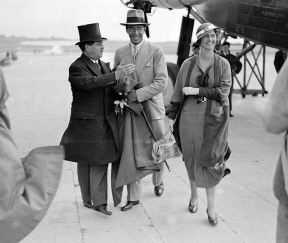 Kaarle Kustaan isä, prinssi Kustaa Aadolf rakastui ensisilmäyksellä Sachsen-Coburg-Gothan prinsessa Sibyllaan. Kuvassa tuore aviopari Englannin-matkalla.