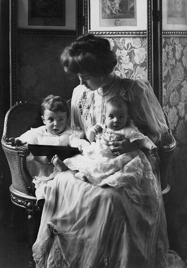 Margaret rakasti lapsiaan yli kaiken, ja vietti heidän kanssaan aikaa. Syöttötuolissa istuu Kaarle Kustaan isä, prinssi Kustaa Aadolf. Margaret rakasti lapsiaan yli kaiken, ja vietti heidän kanssaan aikaa. Syöttötuolissa istuu Kaarle Kustaan isä, prinssi Kustaa Aadolf.