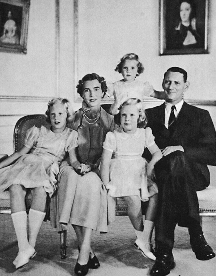 Kaarle Kustaan täti Ingrid avioitui Tanskan kruununprinssi Frederikin kanssa 1935. Pari sai kolme tytärtä, joista nuorin, prinsessa Anne-Marie on kuvassa takana vanhempiensa välissä.