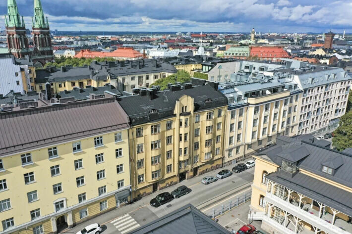 Martinan ja tumman komistuksen kolmiossa on yli 100 asuinneliötä. Martinan ja tumman komistuksen kolmiossa on yli 100 asuinneliötä.
