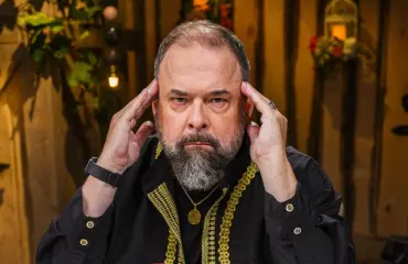 Vain elämää: A. W. Yrjänä avoimena terveysongelmistaan - tarvitsee öisin apuvälinettä