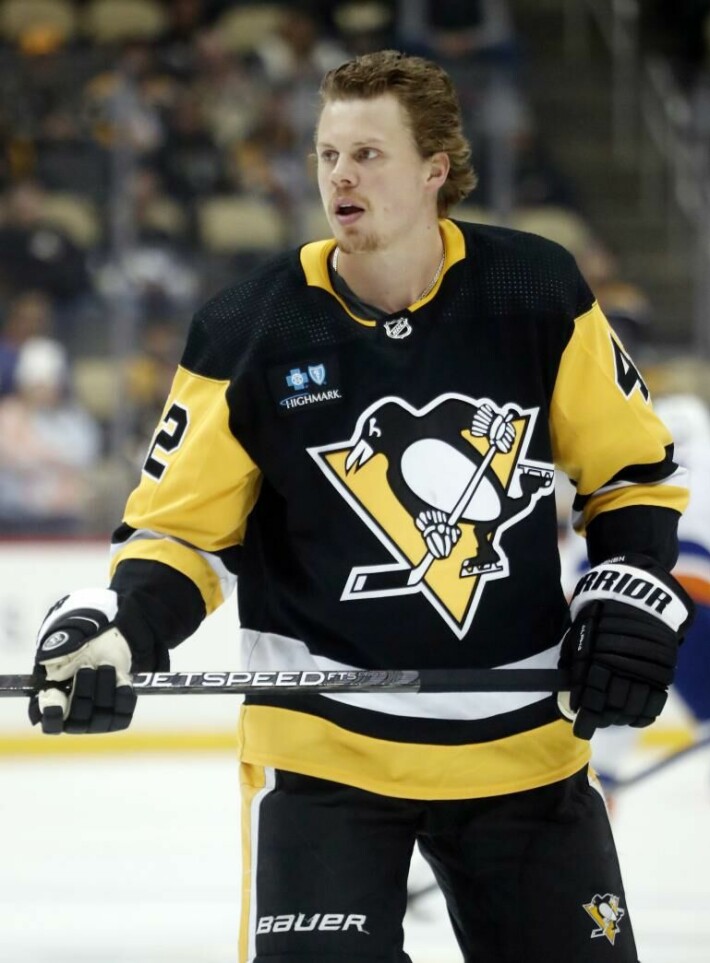 Pittsburgh Penguins heivasi vaisun kauden pelanneen Kasperi Kapasen, 26, siirtolistalle, josta St. Louis Blues nappasi hänet riveihinsä.