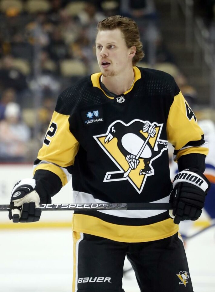 Pittsburgh Penguins heivasi vaisun kauden pelanneen Kasperi Kapasen, 26, siirtolistalle, josta St. Louis Blues nappasi hänet riveihinsä. Pittsburgh Penguins heivasi vaisun kauden pelanneen Kasperi Kapasen, 26, siirtolistalle, josta St. Louis Blues nappasi hänet riveihinsä.