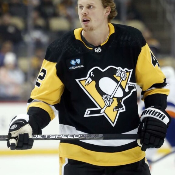 Pittsburgh Penguins heivasi vaisun kauden pelanneen Kasperi Kapasen, 26, siirtolistalle, josta St. Louis Blues nappasi hänet riveihinsä. Pittsburgh Penguins heivasi vaisun kauden pelanneen Kasperi Kapasen, 26, siirtolistalle, josta St. Louis Blues nappasi hänet riveihinsä.
