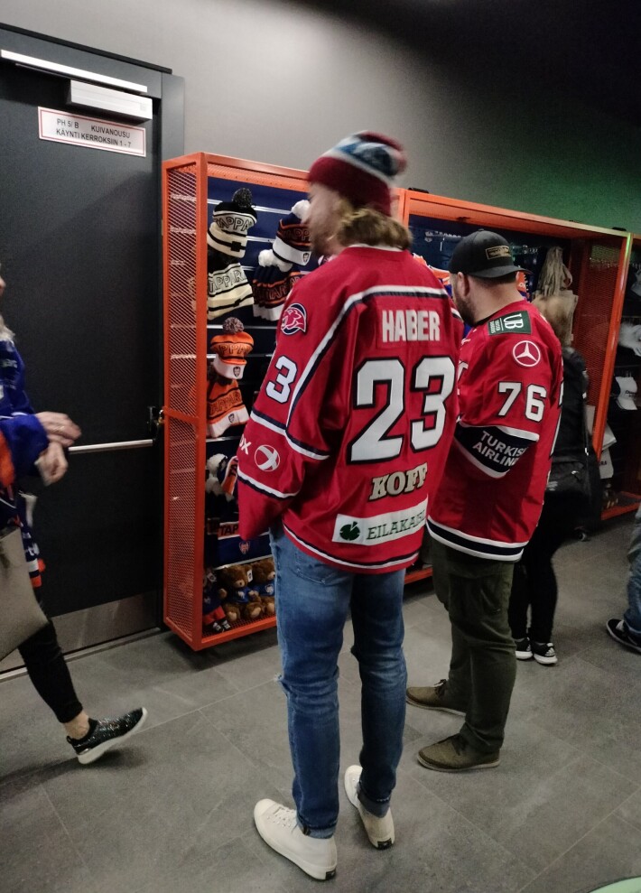 Ei kiitos, nej tack. Tappara-fani jäi nuolemaan näppejään, kun näyttävään nimikkopaitaansa sonnustautunut rokkitähti Samu Haber kieltäytyi kuvasta. Ei kiitos, nej tack. Tappara-fani jäi nuolemaan näppejään, kun näyttävään nimikkopaitaansa sonnustautunut rokkitähti Samu Haber kieltäytyi kuvasta.