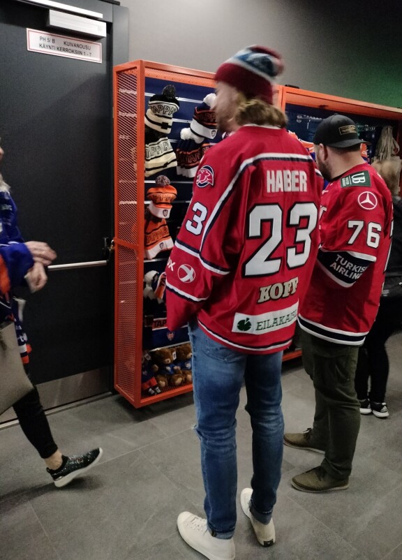 Ei kiitos, nej tack. Tappara-fani jäi nuolemaan näppejään, kun näyttävään nimikkopaitaansa sonnustautunut rokkitähti Samu Haber kieltäytyi kuvasta.