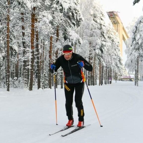Teemu on piiskannut itsensä rajuun lyöntiin Lahden Salpausselän maailmankuuluilla laduilla. Teemu on piiskannut itsensä rajuun lyöntiin Lahden Salpausselän laduilla.