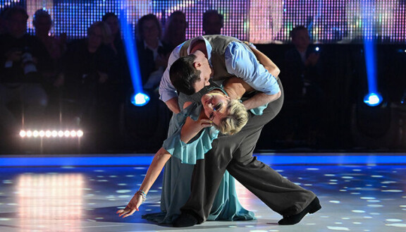 – Te luotte elegantin ja viipyilevän tunnelman, tuomari Jorma Uotinen kommentoi Marian ja Samin valssia.