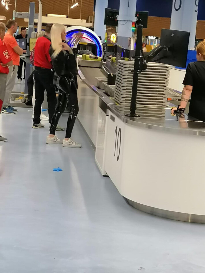 Sandran turvatarkastus ei sujunut ongelmitta. Sandran turvatarkastus ei sujunut ongelmitta.