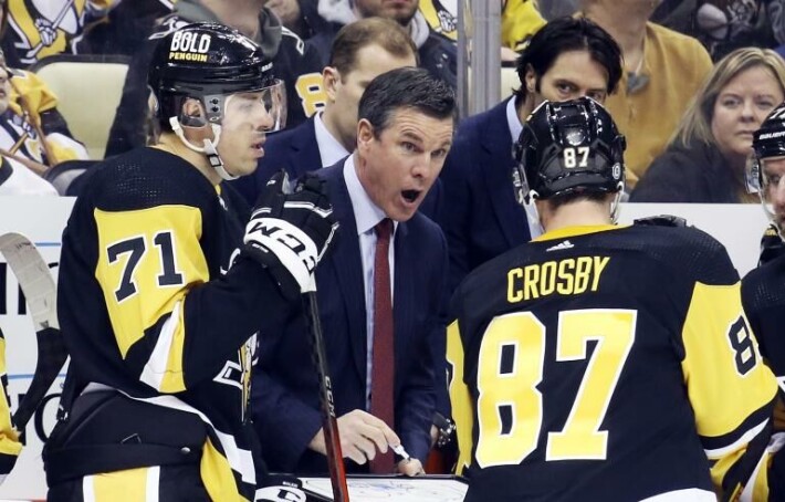 Penguinsin päävalmentaja Mike Sullivan (kesk.) ei ole NHL:n mukavimman miehen maineessa. Päävalmentaja Mike Sullivan (kesk.) ei ole NHL:n mukavimman miehen maineessa.