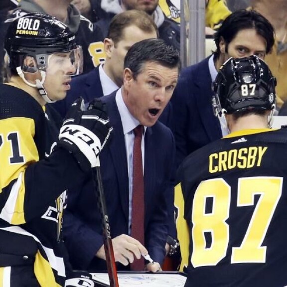 Penguinsin päävalmentaja Mike Sullivan (kesk.) ei ole NHL:n mukavimman miehen maineessa. Päävalmentaja Mike Sullivan (kesk.) ei ole NHL:n mukavimman miehen maineessa.