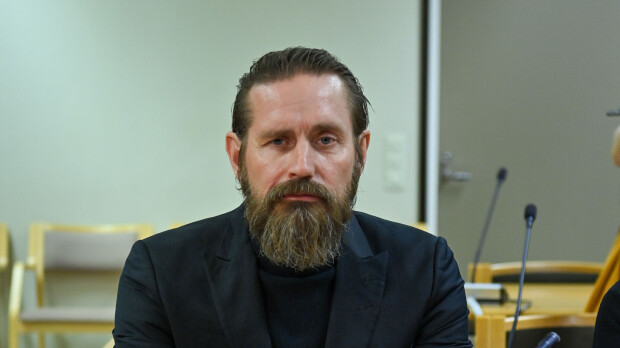 'En ole tehnyt mitään väärää' - seksuaalirikoksesta syytetty Lauri Tähkä saapui synkkänä käräjäoikeuteen