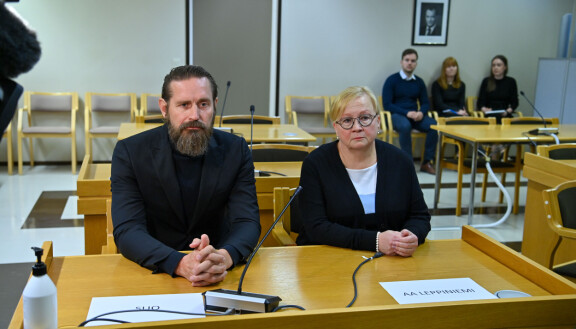 Lauri Tähkän avustajana toimii Riitta Leppiniemi, joka on aiemmin edustanut esimerkiksi Jari Aarniota sekä Mauri Koskelaa.