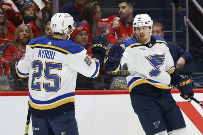 Kasperi on tienannut tähänastisella NHL-urallaan lähemmäs 15 miljoonaa dollaria. Kuopiolaiselle maksetaan vielä ensi kaudesta 3,2 miljoonaa taalaa. Tässä maalia tuulettamassa seurakaveri Jordan Kyrou. Kasperi on tienannut tähänastisella NHL-urallaan lähemmäs 15 miljoonaa dollaria. Kuopiolaiselle maksetaan vielä ensi kaudesta 3,2 miljoonaa taalaa. Tässä maalia tuulettamassa seurakaveri Jordan Kyrou.