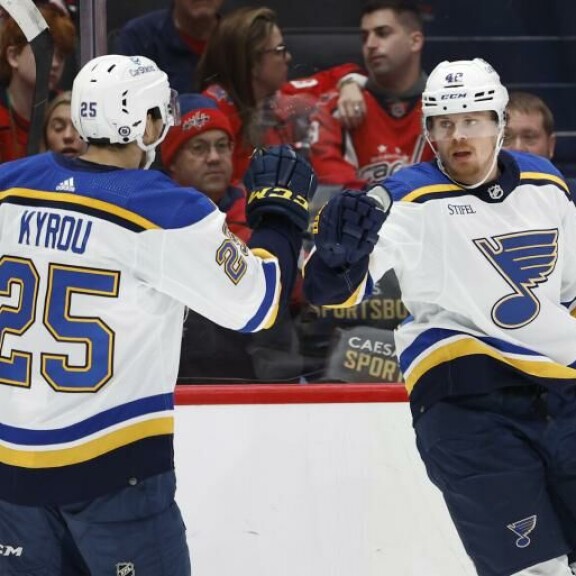 Kasperi on tienannut tähänastisella NHL-urallaan lähemmäs 15 miljoonaa dollaria. Kuopiolaiselle maksetaan vielä ensi kaudesta 3,2 miljoonaa taalaa. Tässä maalia tuulettamassa seurakaveri Jordan Kyrou. Kasperi on tienannut tähänastisella NHL-urallaan lähemmäs 15 miljoonaa dollaria. Kuopiolaiselle maksetaan vielä ensi kaudesta 3,2 miljoonaa taalaa. Tässä maalia tuulettamassa seurakaveri Jordan Kyrou.