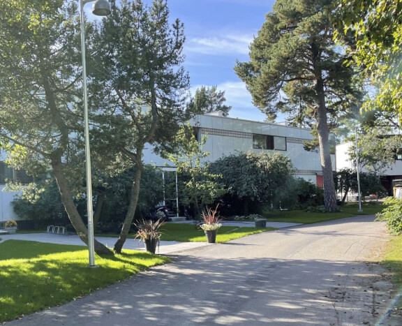 Lenitan kotialossa ainoastaan palamaan jäänyt työvalo kielii ahkerasta asukkaasta.