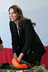 Catherine hypisteli pelastusliivejä.