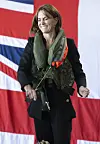 Catherine kiskaisi liivien narusta täyttääkseen ne ilmalla.