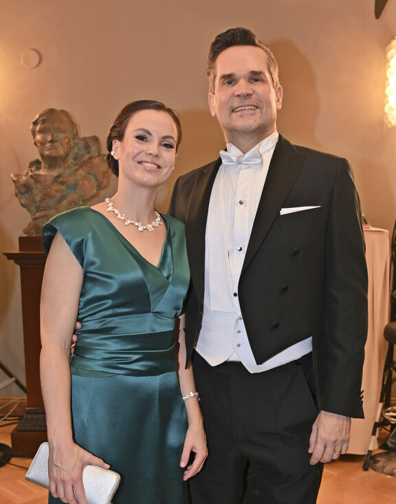 Kirsi-vaimo on kampanjoinnin aikana Mikan tärkeä tuki.