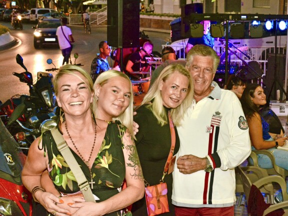 Kirsi, Evita, Johanna ja Reijo viettivät railakkaan illan Kirsin miehen keikalla.
