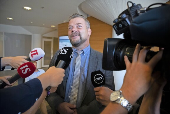 Jari Sillanpään puheet ovat pahasti ristiriidassa sen kanssa, mitä hän aiemmin kertoi poliisikuulusteluissa ja sitten käräjäoikeudessa. Nyt Sillanpää myöntääkin kuvanneensa lapsipornoa.
