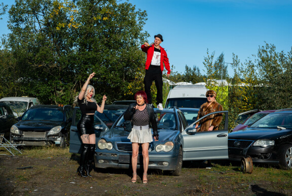 Seiska pääsi seuraamaan Yksi totuus -yhtyeen uuden musavideon kuvauksia Helsingin Tattarisuolle.