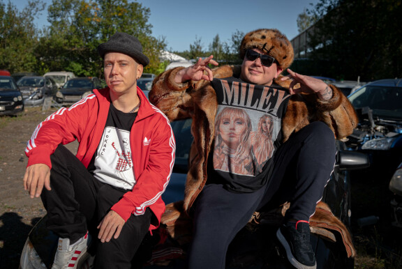 Räppäri Mäkki (vas.) ja Rasmus Hauta-aho, taiteilijanimeltään DJ Takapotku, ovat työstäneet musiikkia yhtyeelleen jo usean vuoden ajan.