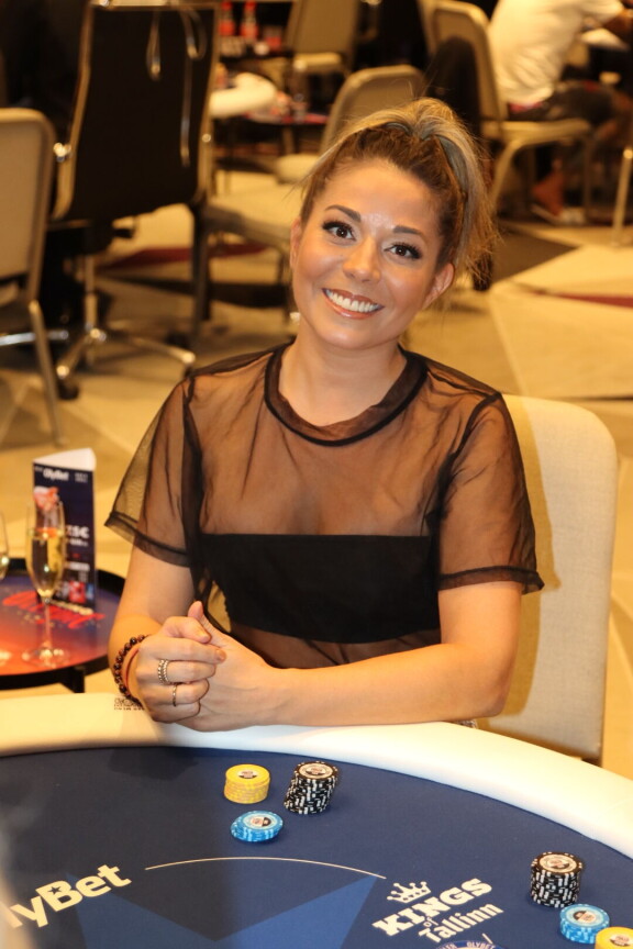 Viehättävä Amanda on pelannut pokeria vuosia.