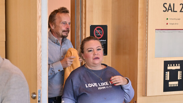 Kuvat! Tällaisena Johanna Tukiainen edusti Veijo-rakkaan käräjillä