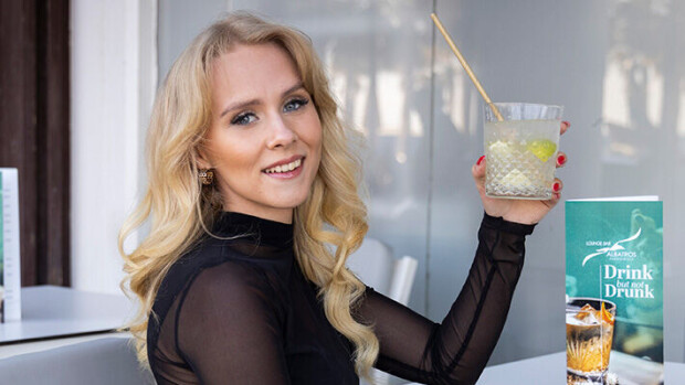 Helmi Loukasmäki rakastaa vanhaa iskelmää: mummolassa soi Danny! Helmi Loukasmäki