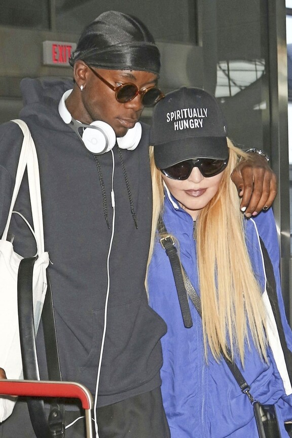 Madonna löysi unelmiensa lapsen adoptiopojastaan, Kris Jenner salasi poikansa yliannostuksen – näiden tähtien perheongelmat päätyivät valokeilaan