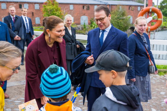 Vaatteet vaihtuivat! Kruununprinsessa Victoria tyylikkäänä Suomenlinnassa