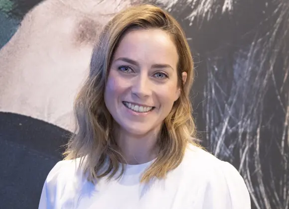 Iina Kuustonen kehitti Ivalo-kuvauksissa omintakeisen selviytymiskeinon: "Toimii vain istuessa"