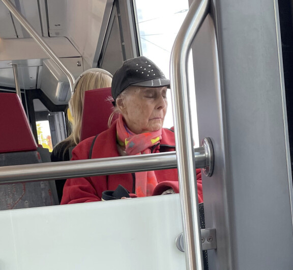 Näyttelijälegenda Seela Sella otti nokkaunet Helsingin ruuhkassa – kuva