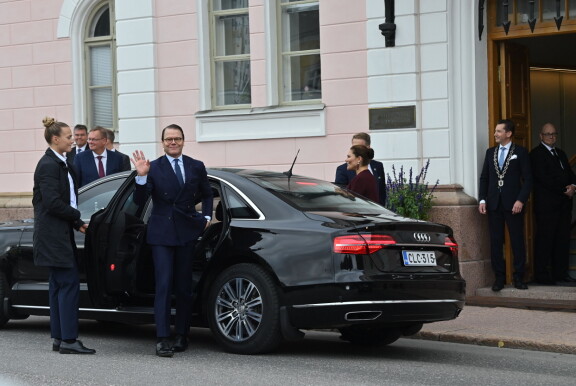 Victoria ja Daniel saapuivat Raatihuoneen eteen tyylikkään mustan Audin kyydissä.