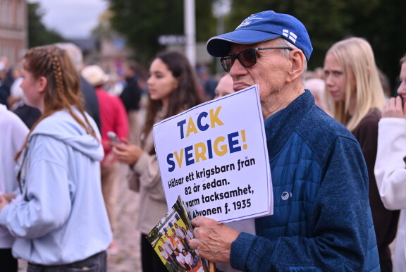 Entinen Ruotsiin lähetetty sotalapsi saapui tervehtimään kruununprinsessaa.
