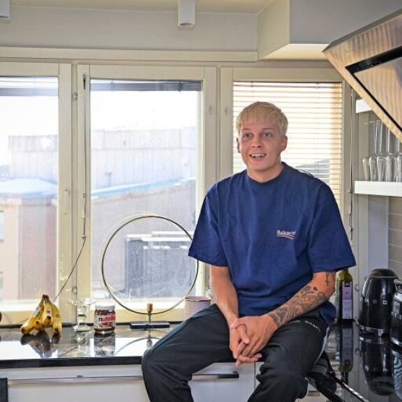 Sonja löi väitetysti Williamia kännykällä päähän. William