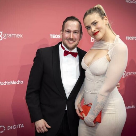 Sara Forsberg, 28, pelmahti Radiogaalan punaiselle matolle HitMix-radiokanavan juontajakollegansa Oku Luukkaisen, 37, kanssa. 182-senttinen Sara Forsberg, 28, pelmahti Radiogaalan punaiselle matolle yhdessä HitMix-radiokanavan juontajaparinsa Oku Luukkaisen, 37, kanssa.