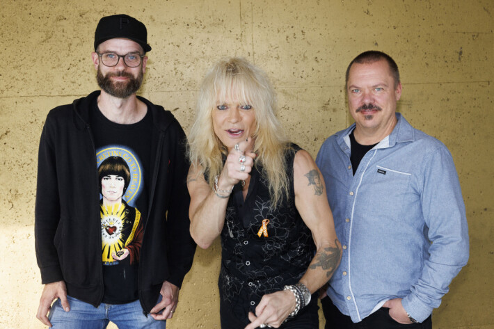 Michael Monroe poseeraa yhdessä dokumentin käsikirjoittajan Patrik Sigmundtin (vas.) ja ohjaaja-käsikirjoittaja Pete Eklundin (oik.) kanssa. Michael Monroe poseeraa yhdessä dokumentin käsikirjoittajan Patrik Sigmundtin (vas.) ja ohjaaja-käsikirjoittaja Pete Eklundin (oik.) kanssa.