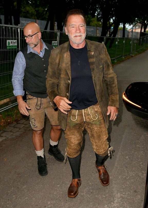 Arnold oli pukeutunut perinteikkyyttä huokuvaan asuun. Hän oli yhdistänyt lederhosenit mustaan, modernihkoon paitaan.