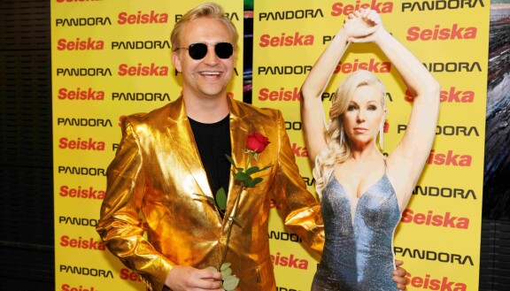 Toimittaja Janne Grönroos kanavoi ysäriminäänsä Drottningen av Åland -kappaleessa.