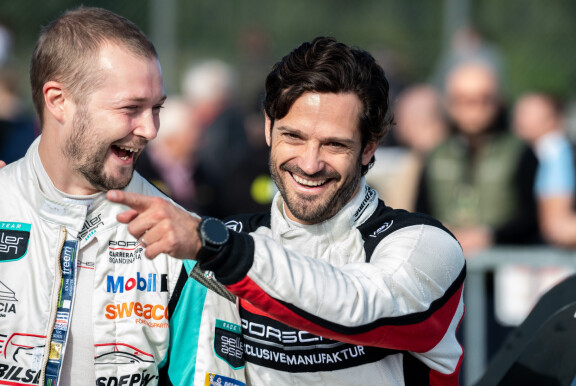 Prinssi Carl Philip ikuistettiin iloisissa tunnelmissa ralliradalla.