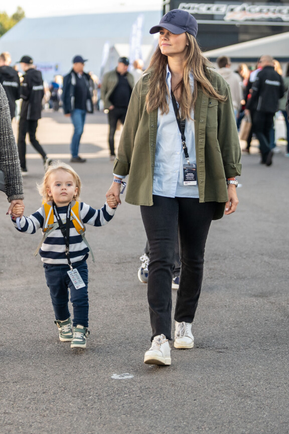 Sofia näytti selvästi olleen innoissaan päivästä. Pienellä Julianilla oli jalassaan suloiset Mikki Hiiri -kengät ja keltainen reppu.