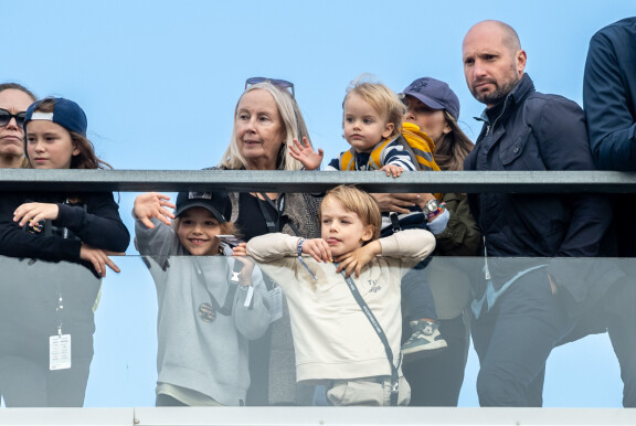 Alexander vilkutti lippalakissa, Gabriel näytti vekkulisti kieltään kaiteen takaa.