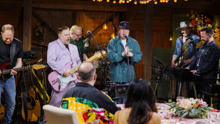 Samuli (violetissa asussa) ja Hätä-Miikka musisoivat yhdessä. Samuli (violetissa asussa) ja Hätä-Miikka musisoivat yhdessä.